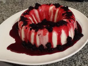 Pudim de Baunilha com Calda de Frutas Vermelhas