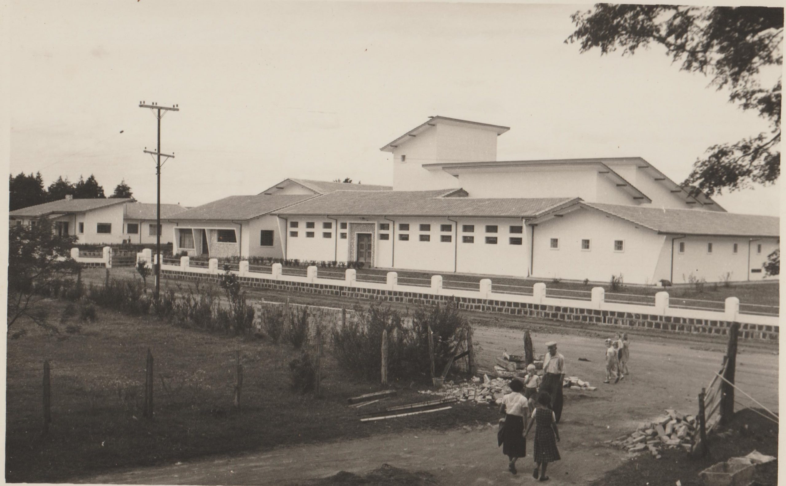 Scrapbook de fotografias que conta a história da CCLPL é doado ao Parque Histórico